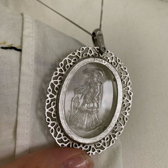 1980s Avon Victorian Lady Etched Intaglio Glass Pendant - Picture 5 of 6